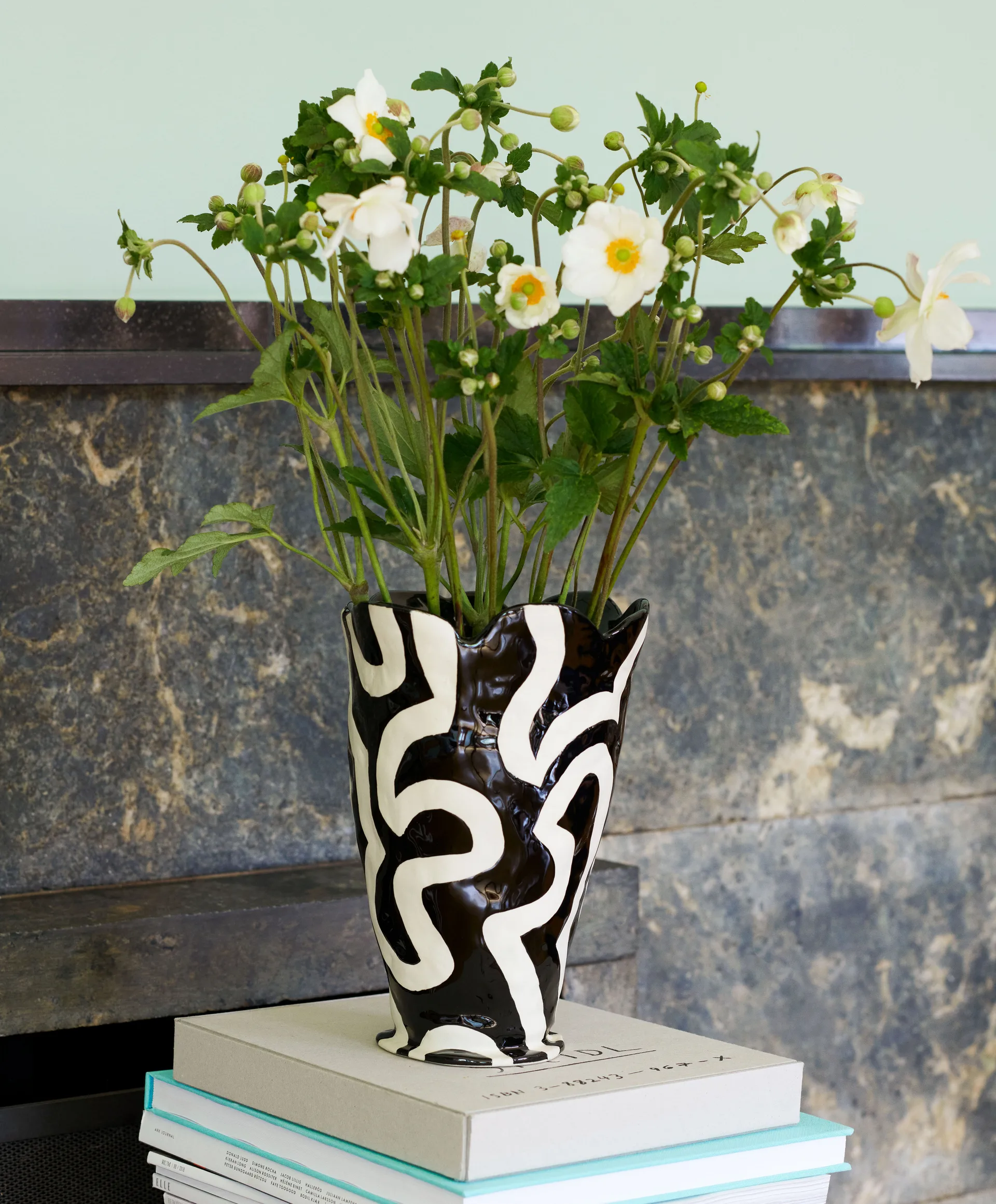 Jessica Hans Shadow vase 25 cm, Svart-hvit HAY