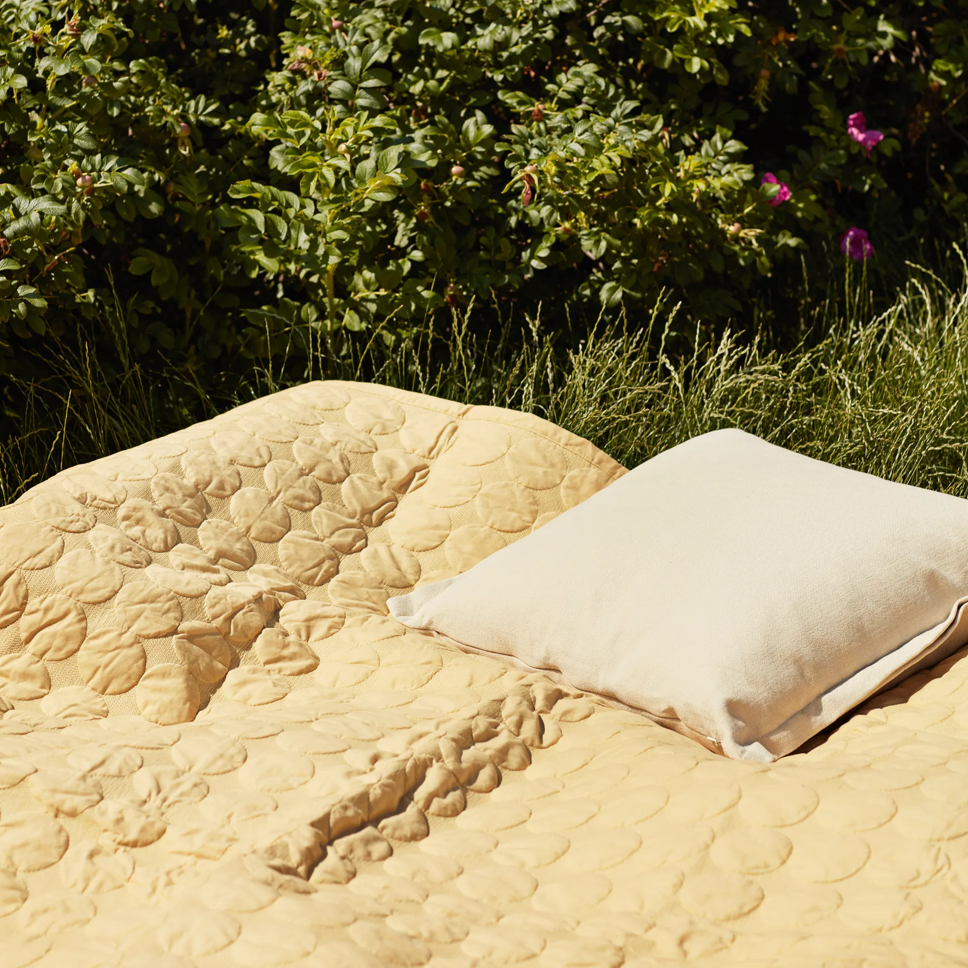 Mega Dot sengeteppe 195x245 cm, Soft yellow HAY