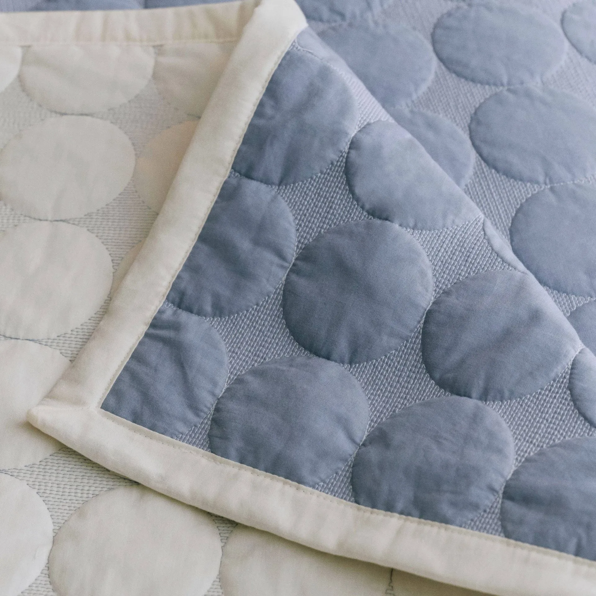 Mega Dot sengeteppe organic 260x260 cm, Dusty blue HAY