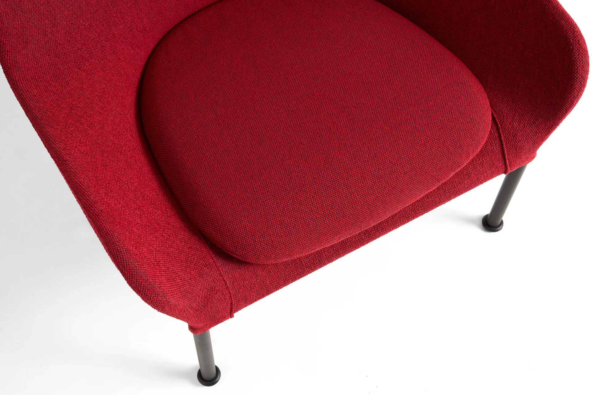 O2 Lounge Chair lenestol, Soft red-svartlakkert stål HAY
