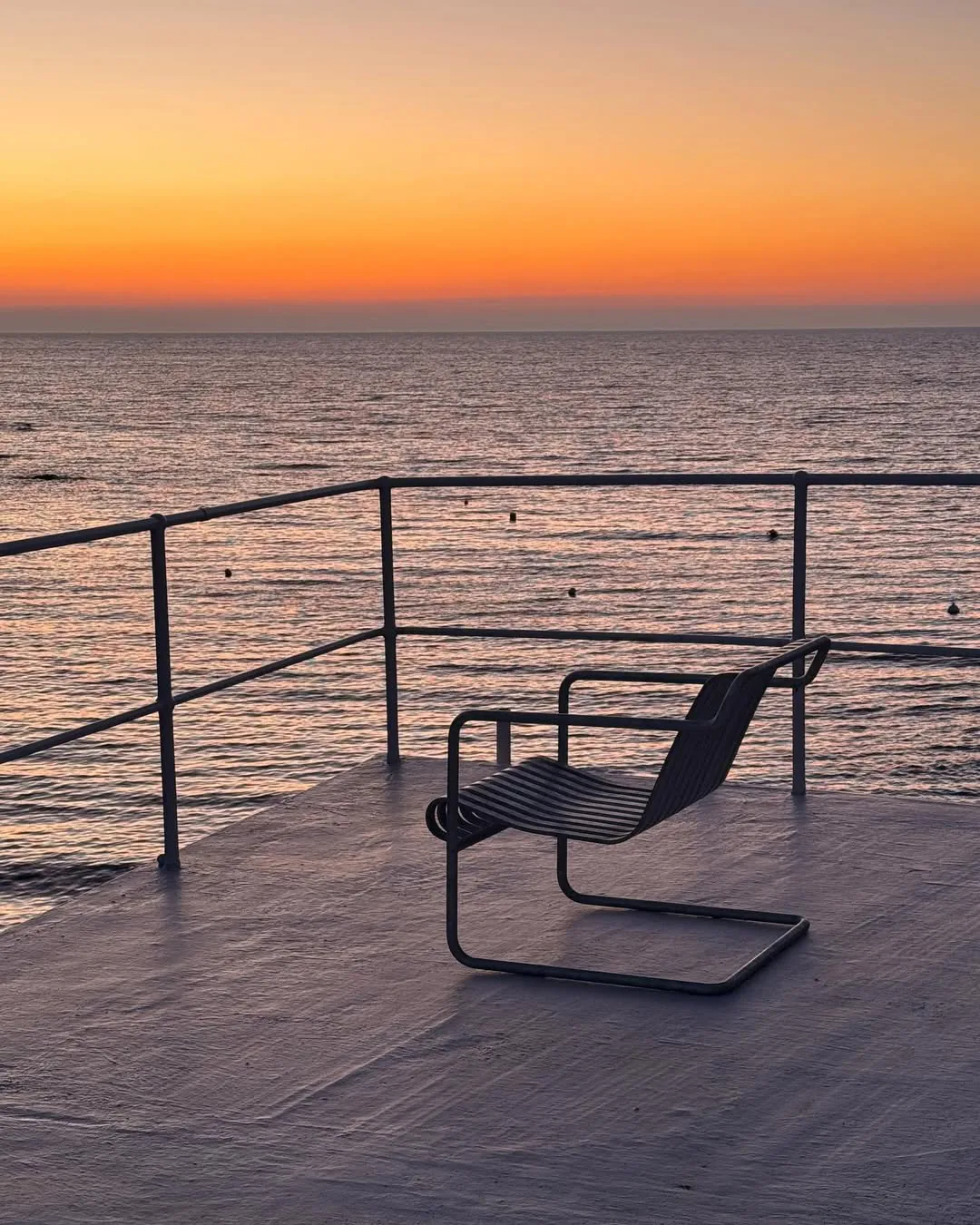 Palissade Cantilever Low loungestol, Hot galvanised steel HAY