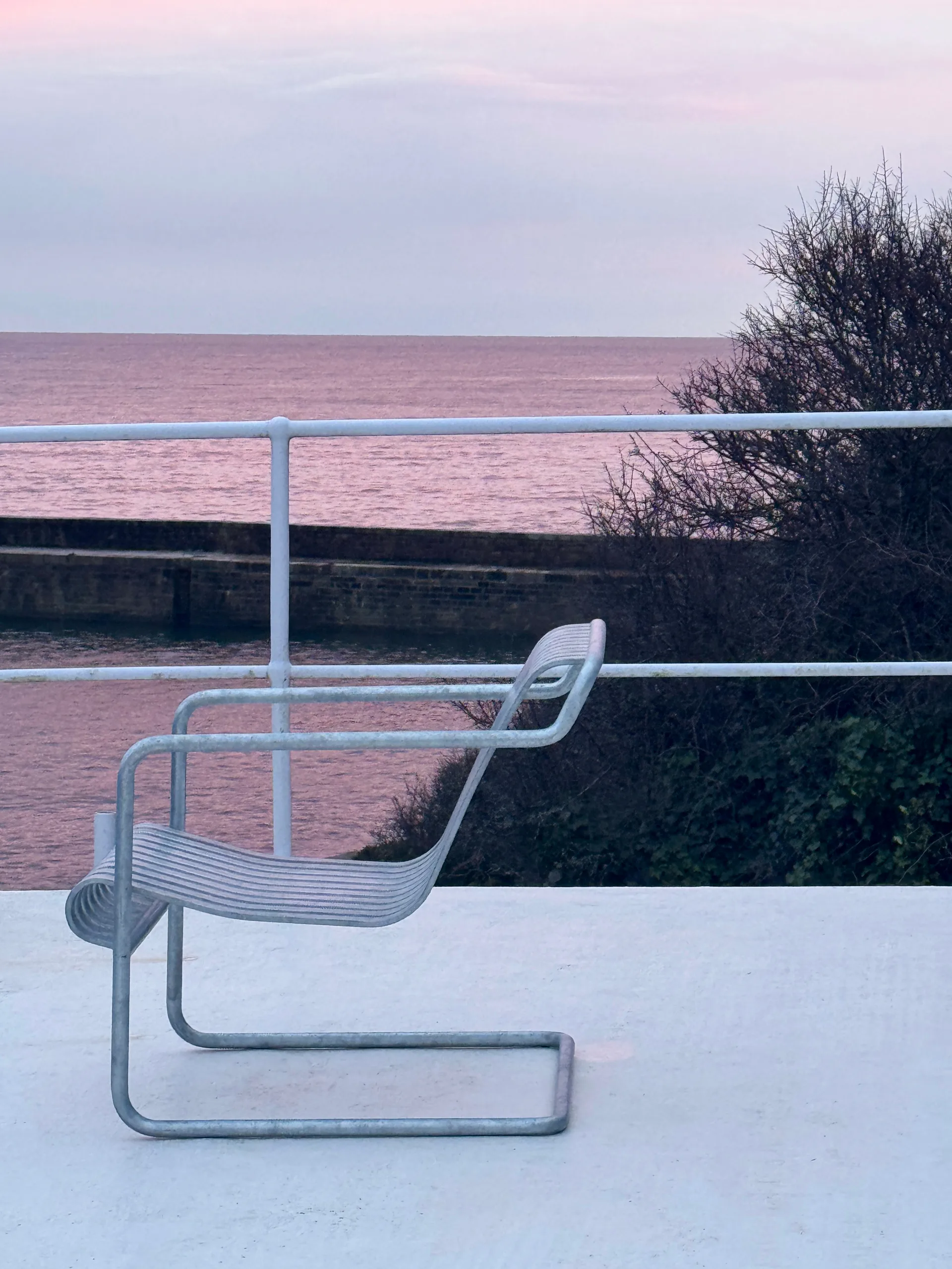 Palissade Cantilever Low loungestol, Hot galvanised steel HAY