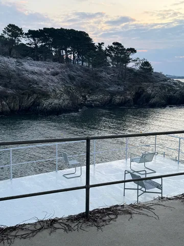 Palissade Cantilever stol - Hot galvanised steel - HAY