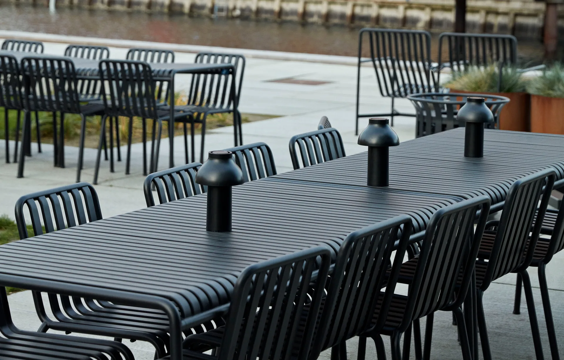 Palissade spisegruppe 4 stoler 170x90 cm - Anthracite HAY