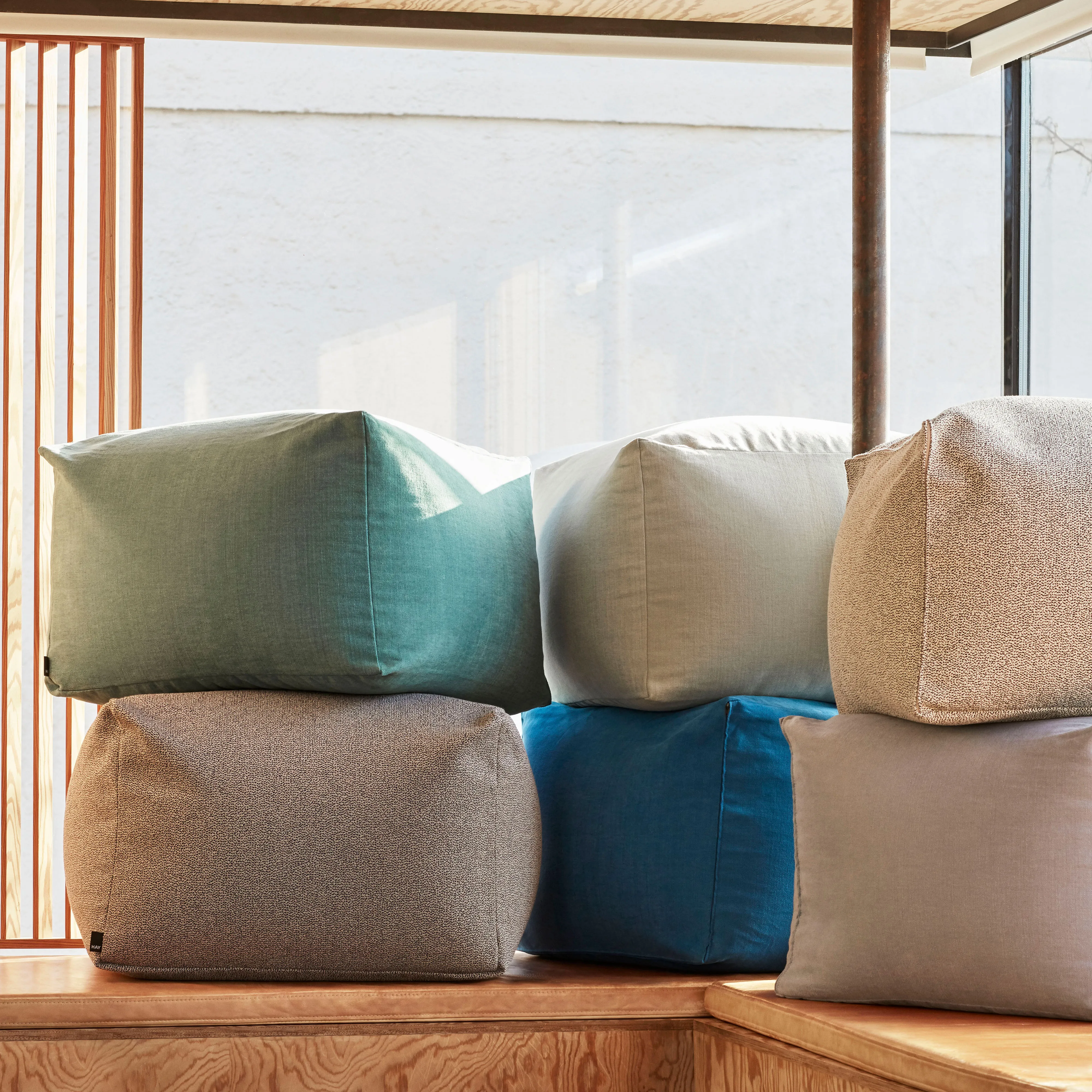 Kjøp Pouf sittepuff sprinkle 59x59 cm fra HAY - NordicNest.no
