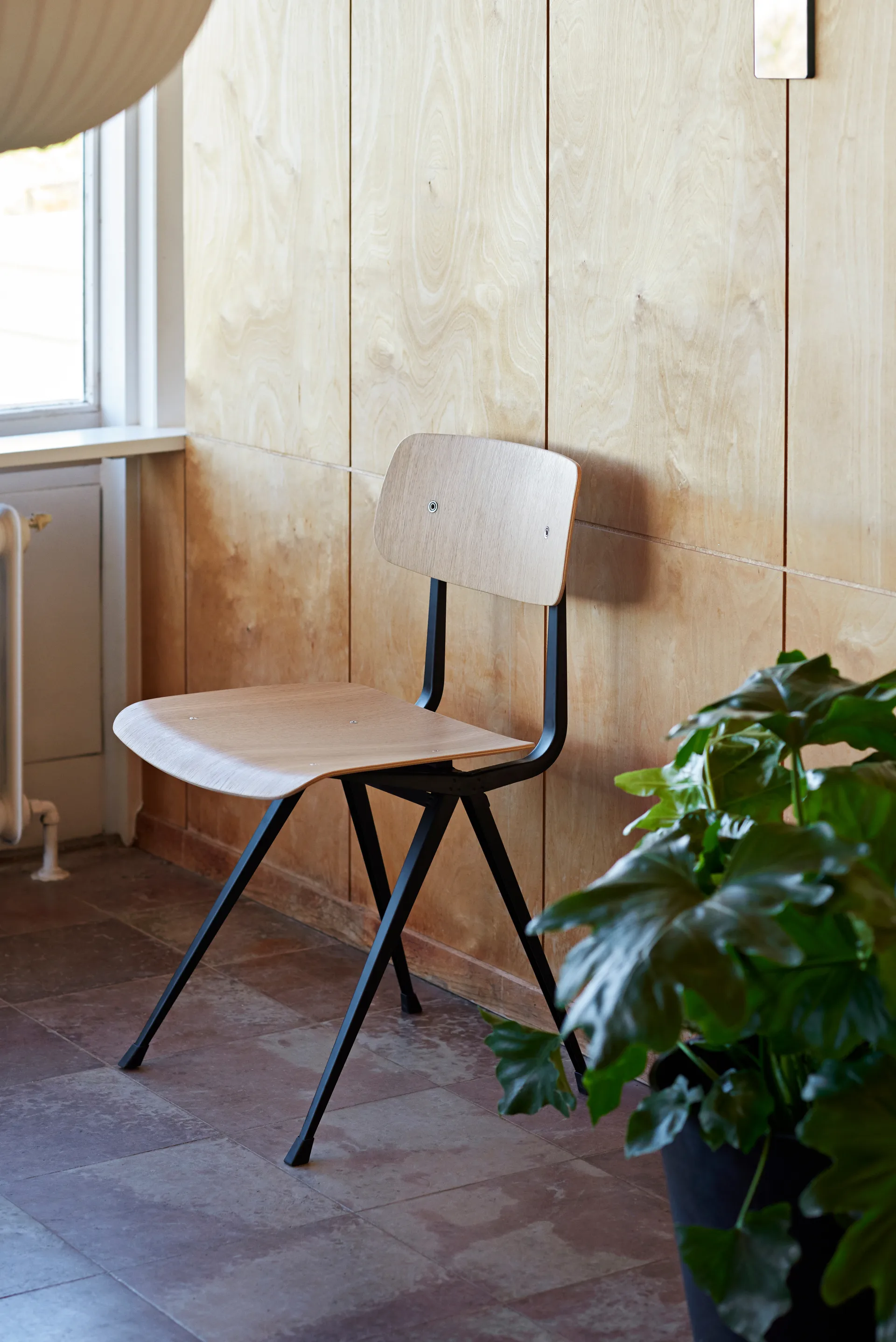 Result stol, Eik-svart stål stativ HAY