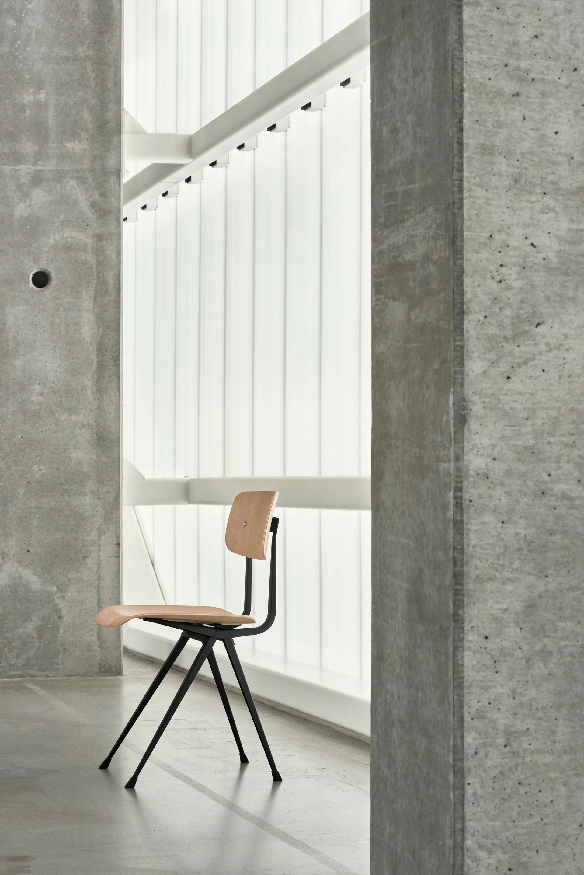 Result stol, Eik-svart stål stativ HAY