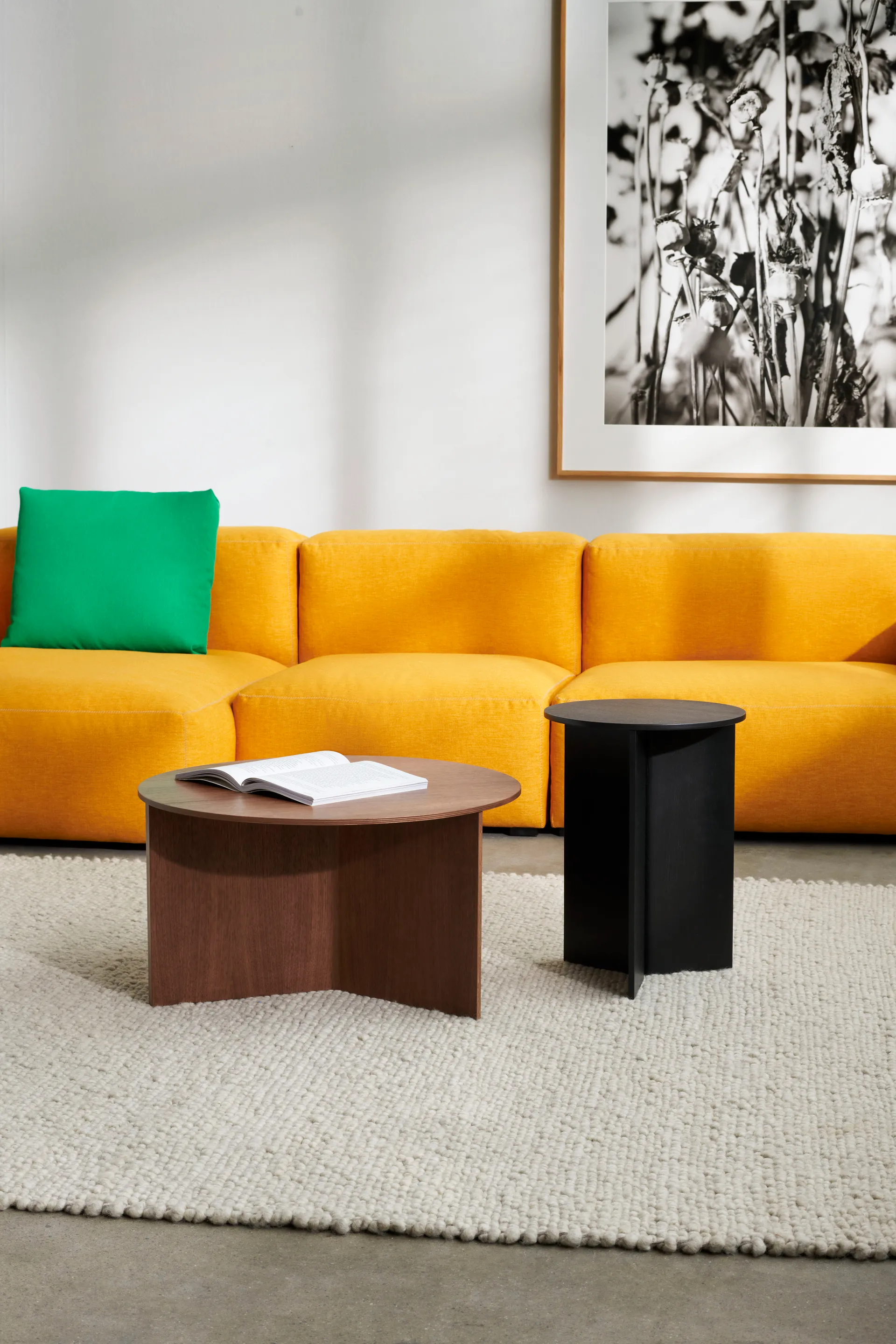 Slit sofabord Ø65 cm, Lacquered walnut HAY