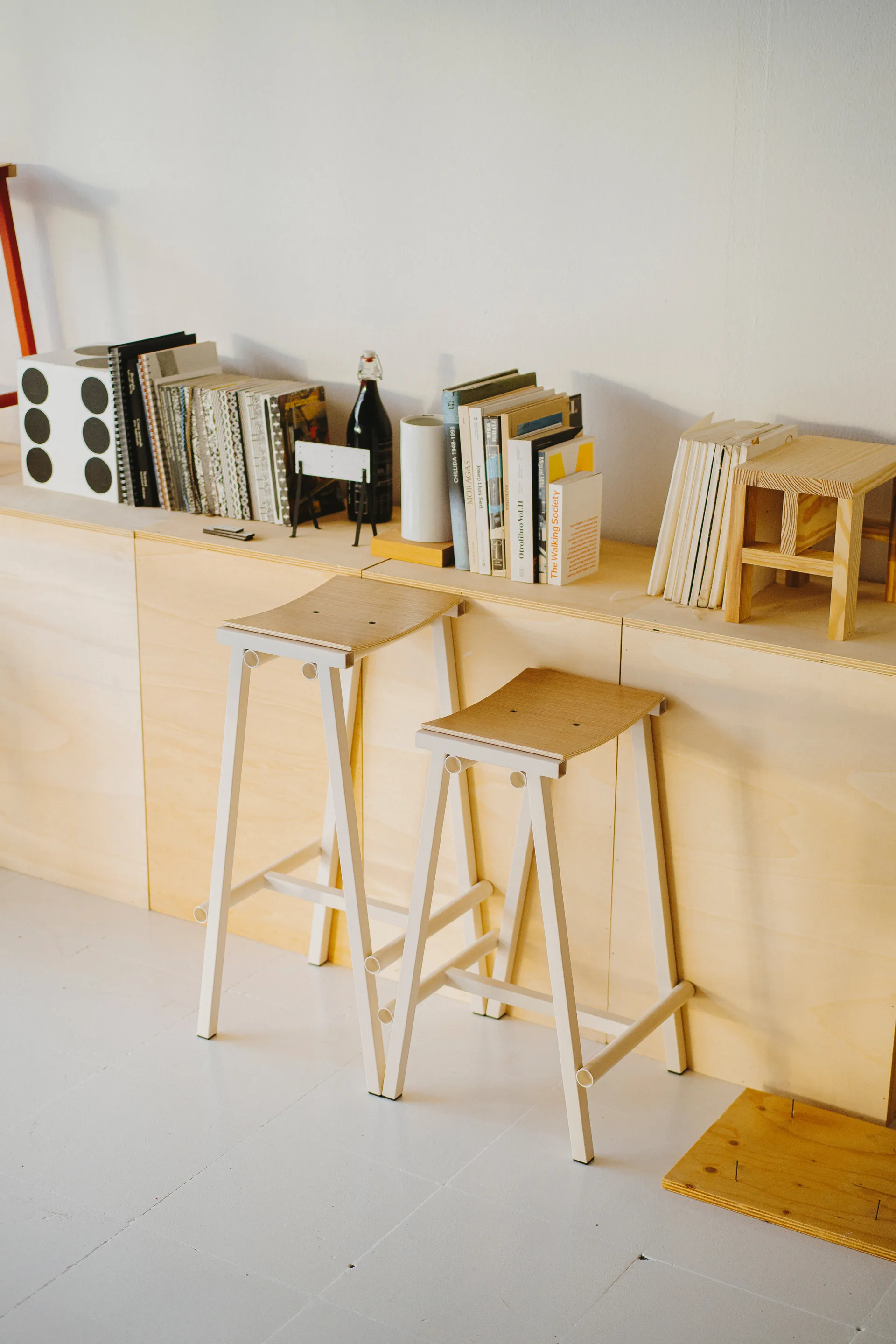 Taburete 8 low barstol 65 cm, Eggeskall HAY