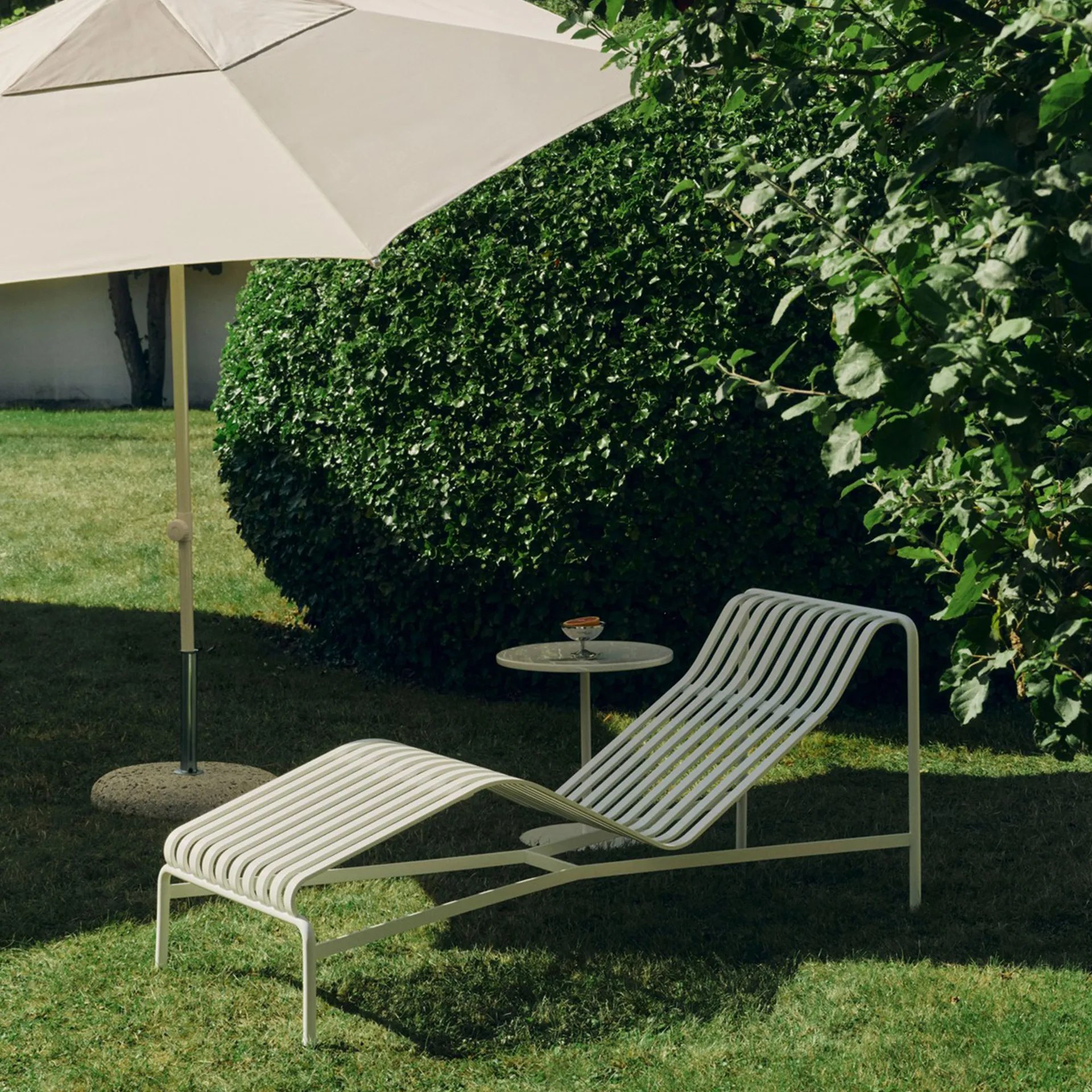 Terrazza Hexagon parasoll, Off-white -grey HAY
