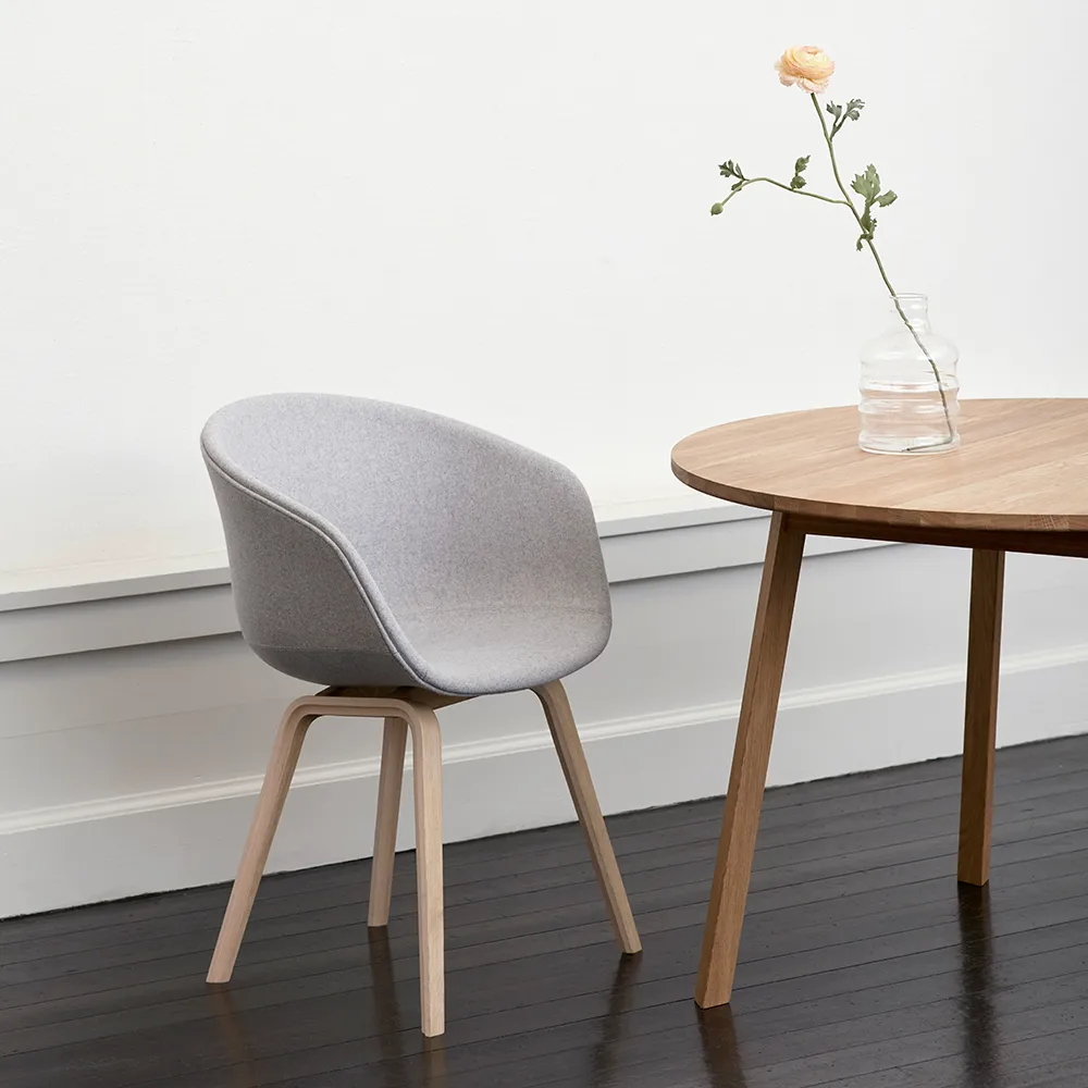 Triangle Leg spisebord, eik lakk, 250x85 cm HAY