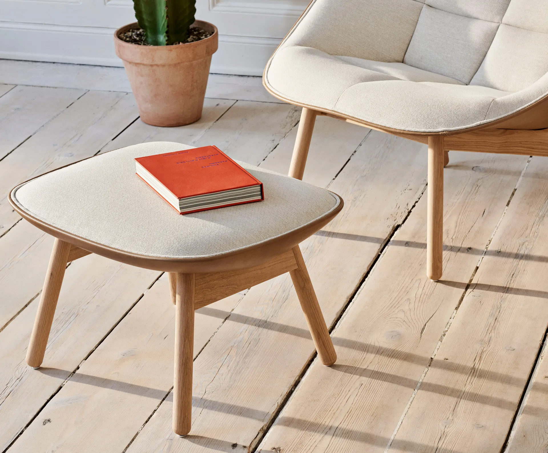 Uchiwa fotskammel, Cream A5-eik-canvas 244 HAY