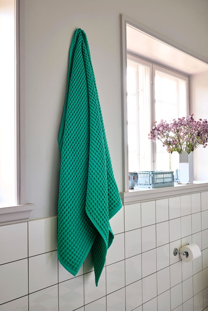 Waffle badehåndkle 70 x 140 cm - Emerald green - HAY