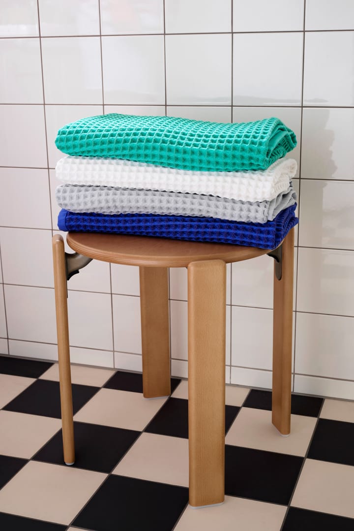 Waffle badehåndkle 70 x 140 cm - Vibrant blue - HAY