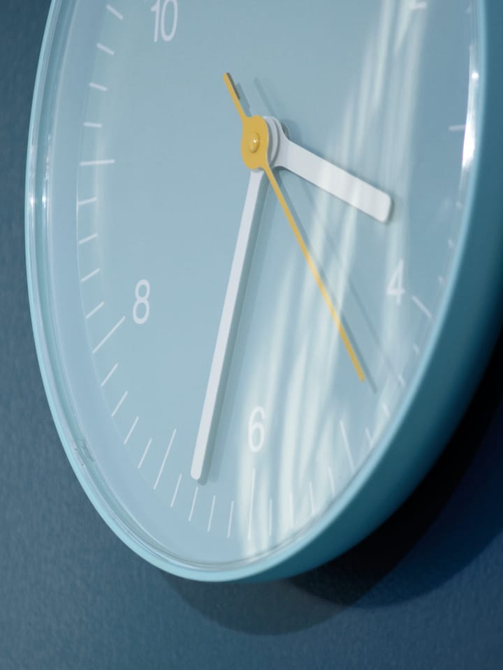 Wall Clock veggklokke Ø 26,5 cm - Blue - HAY