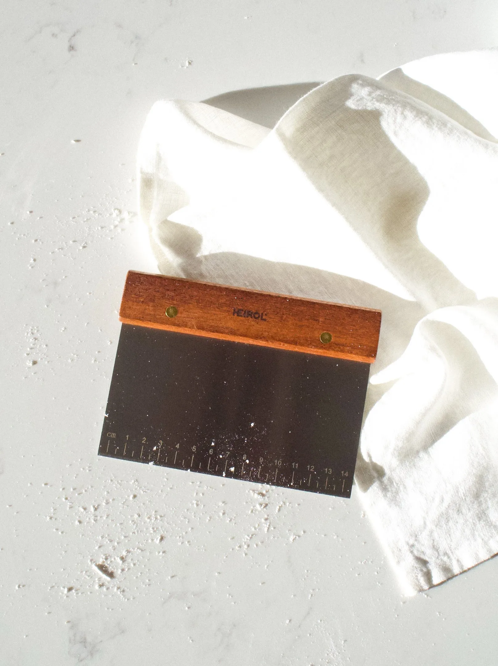 Deigskrape med trehåndtak, Rosentrett-rustfritt stål Heirol