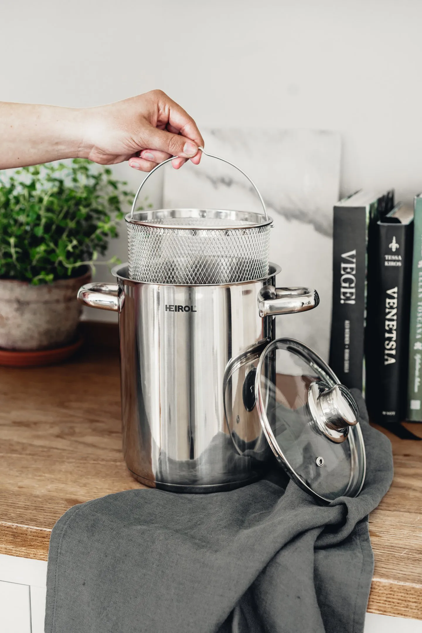 Heirol Steely aspargesgryte med innsats, 4 liter Heirol