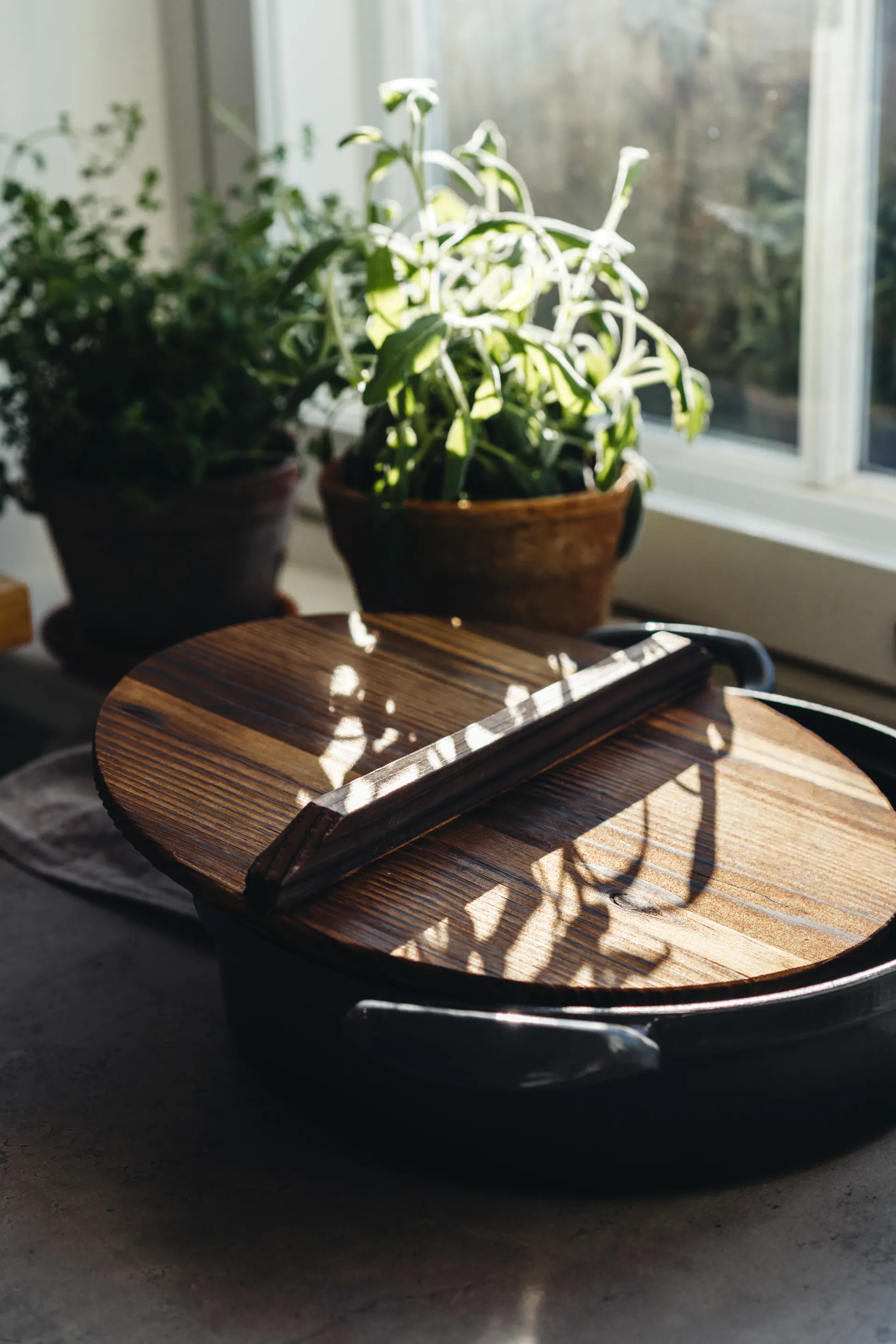 Stekegryte støpejern med trelokk, Ø 30 cm Heirol