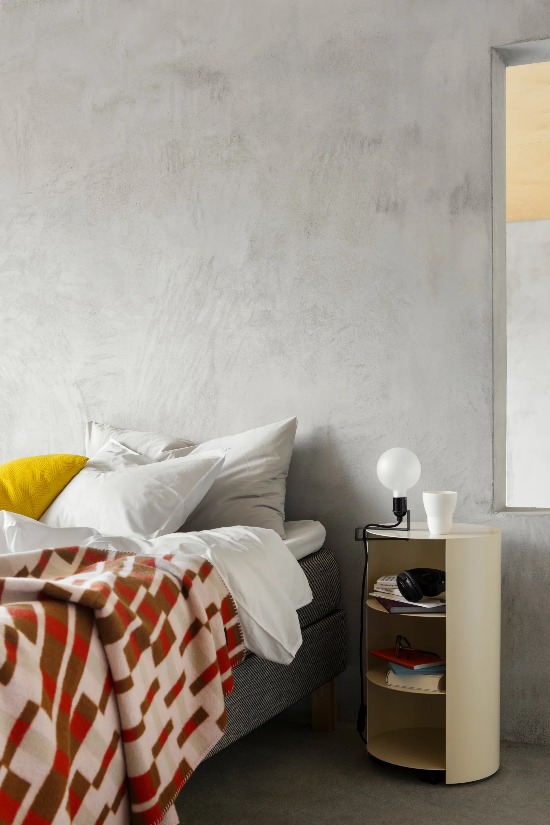 Hide pidestall Ø38x68 cm, Light ivory textured Hem