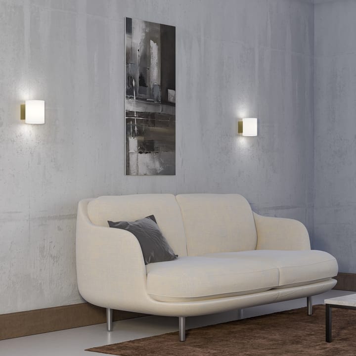 Evoke vegglampe small, Satin messing-opalglass Herstal
