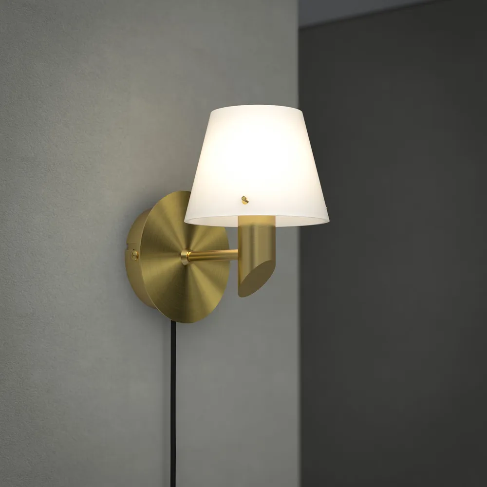 Gil vegglampe, Satin brass-opal glass Herstal