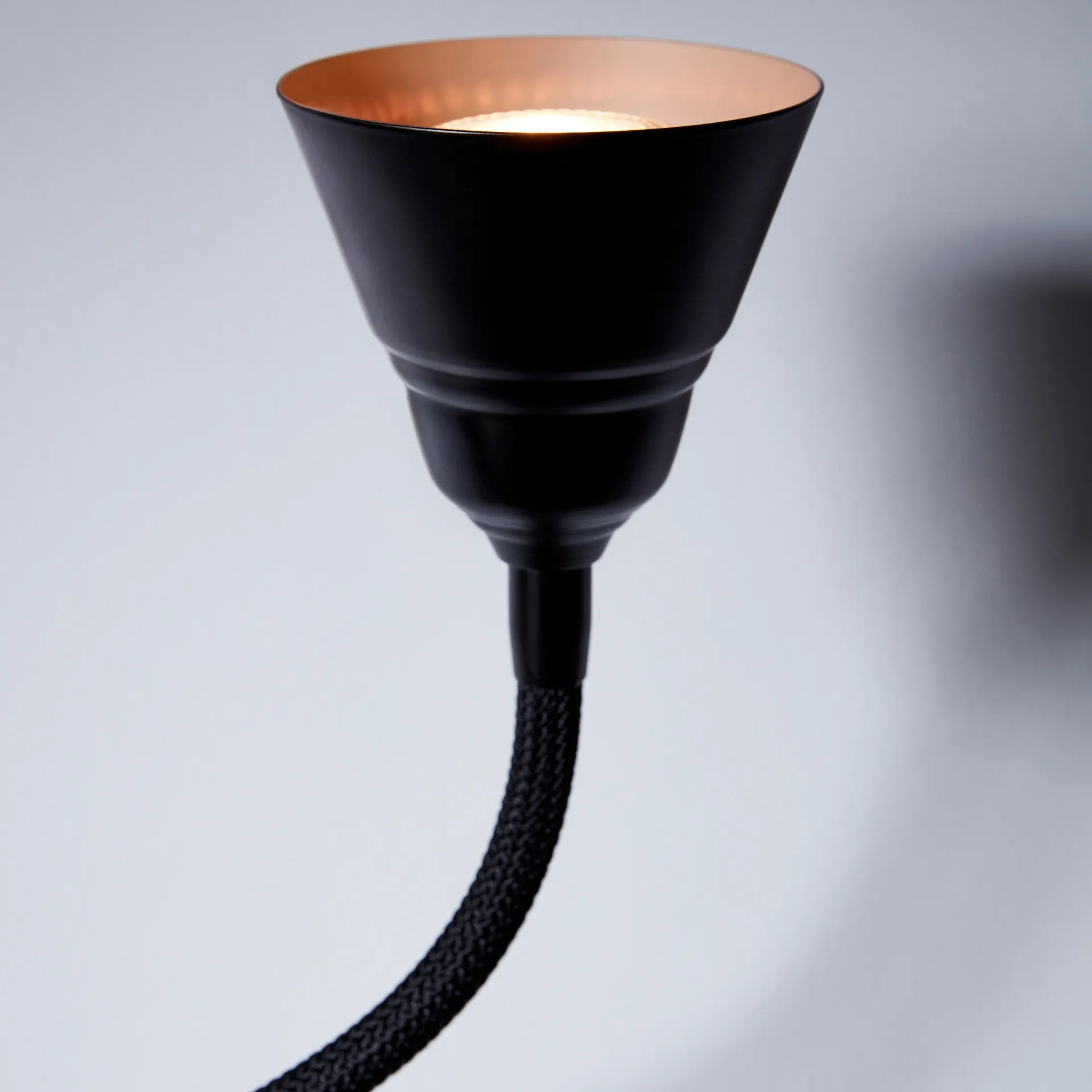 Relief vegglampe, Mattsvart Herstal