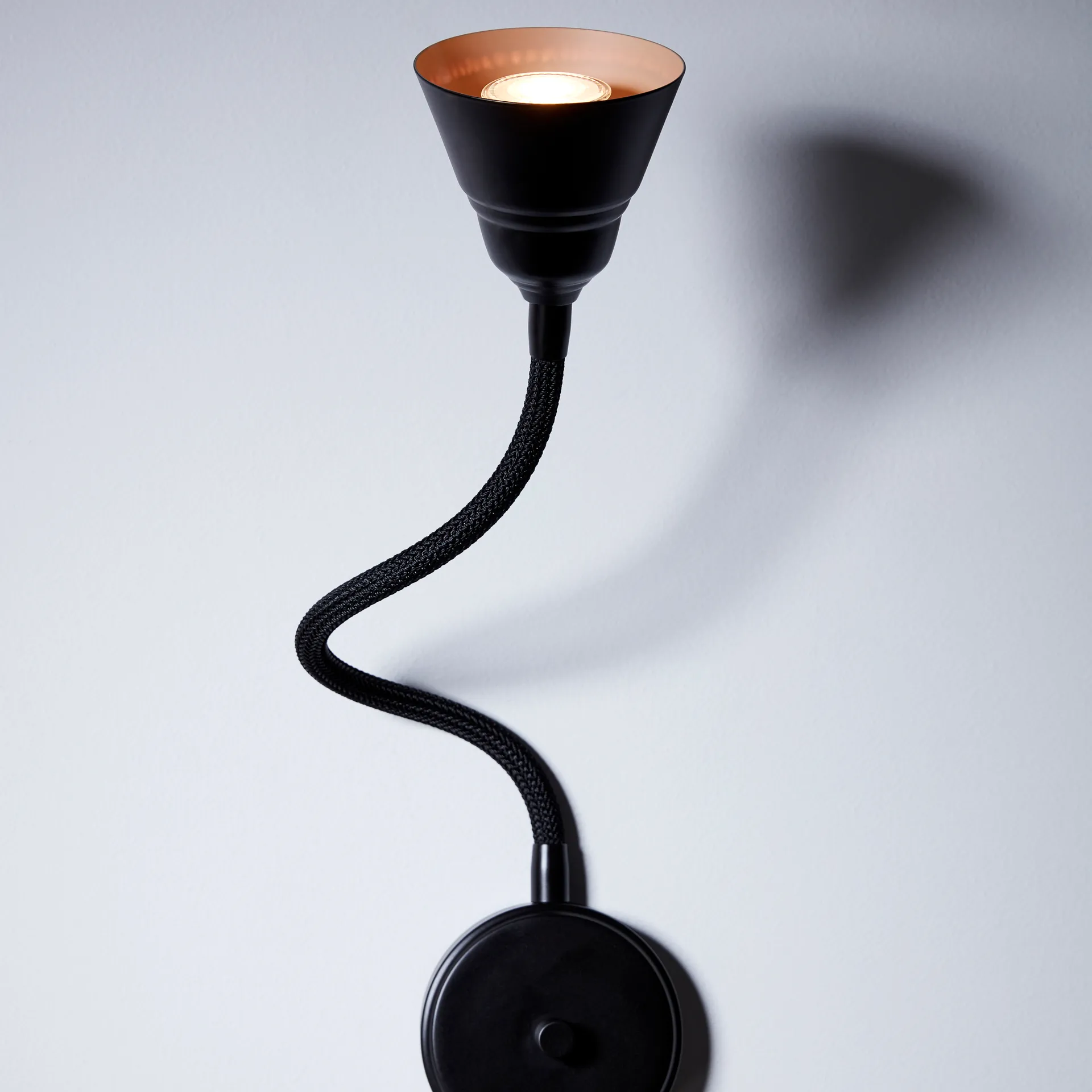 Relief vegglampe, Mattsvart Herstal