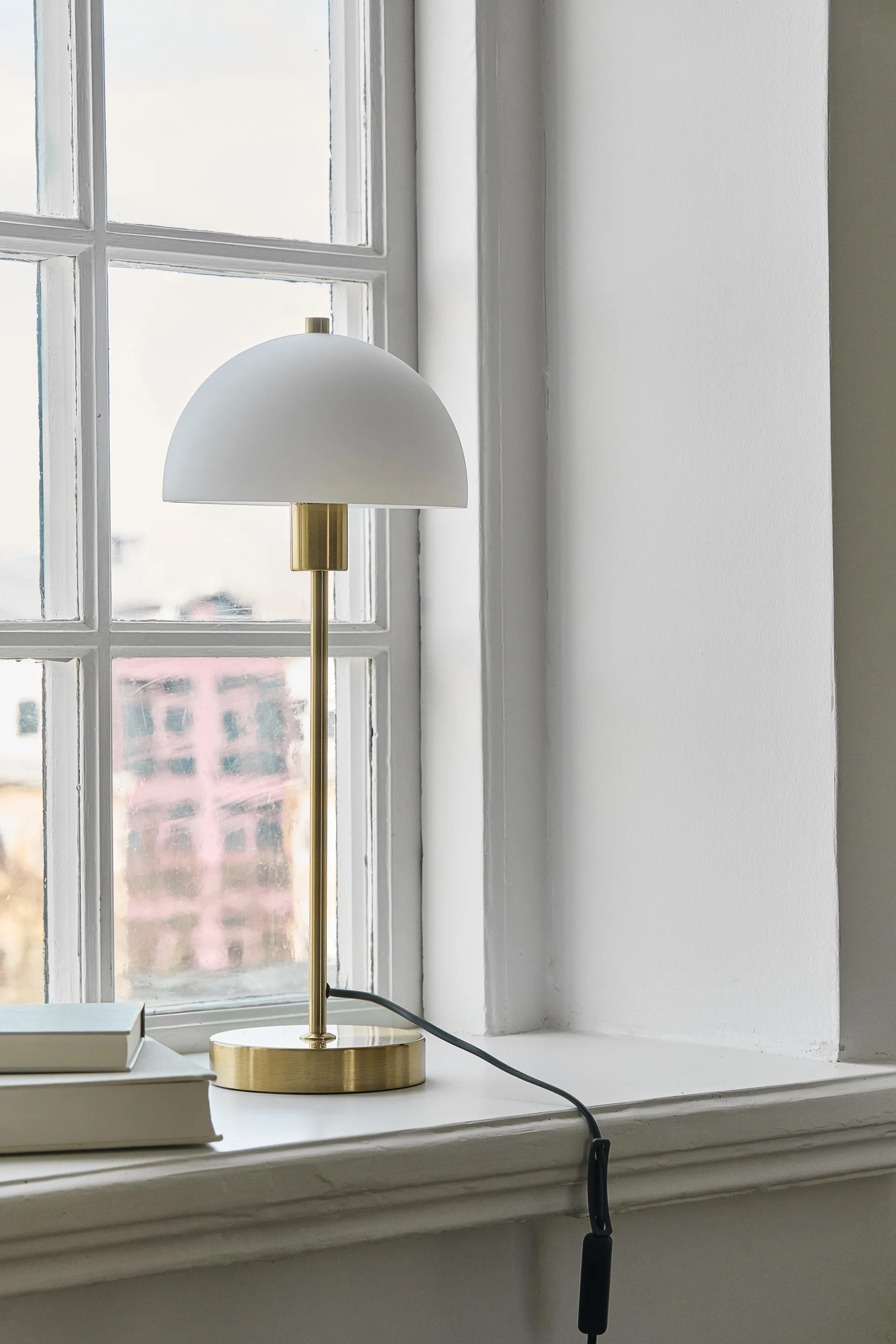 Vienda bordlampe, messing-hvit Herstal