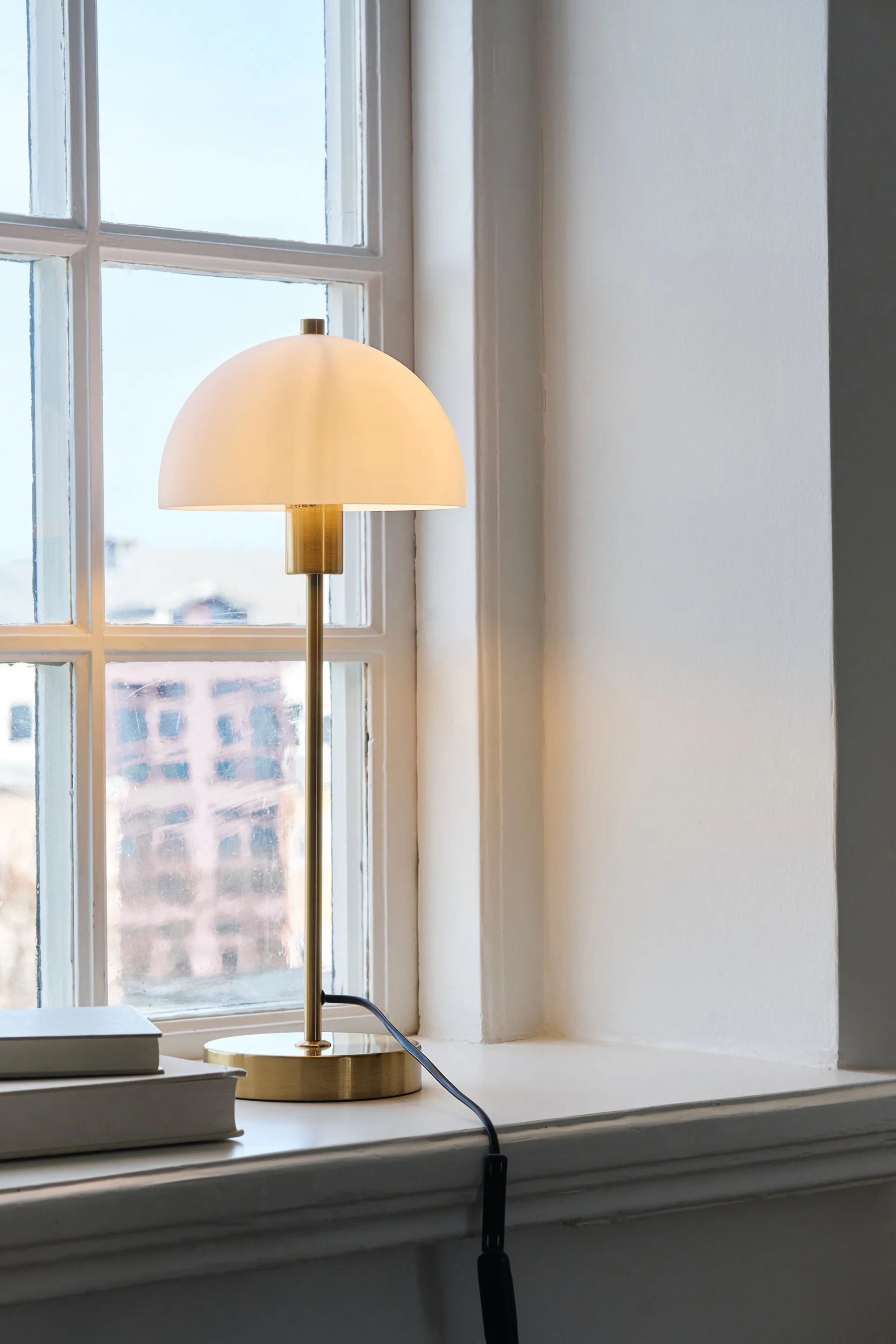 Vienda bordlampe, messing-hvit Herstal