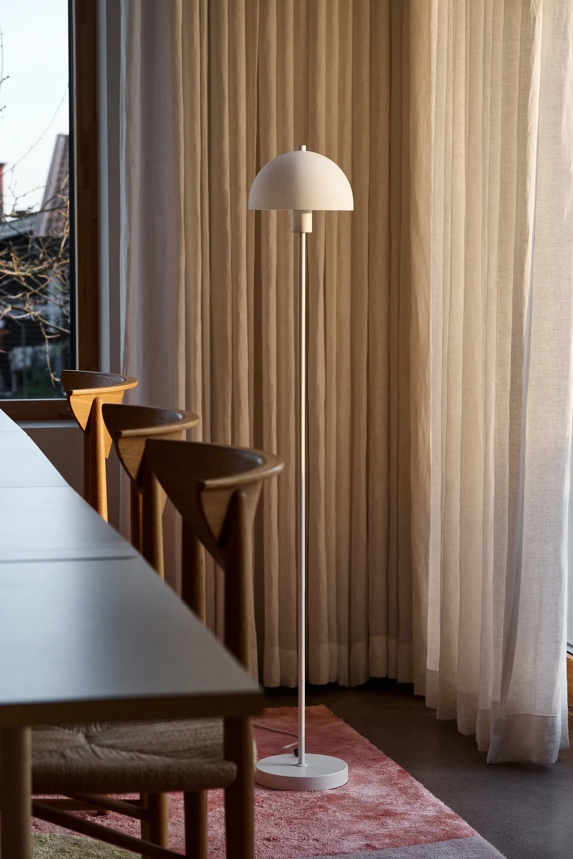 Vienda gulvlampe, Hvit-opalglass Herstal