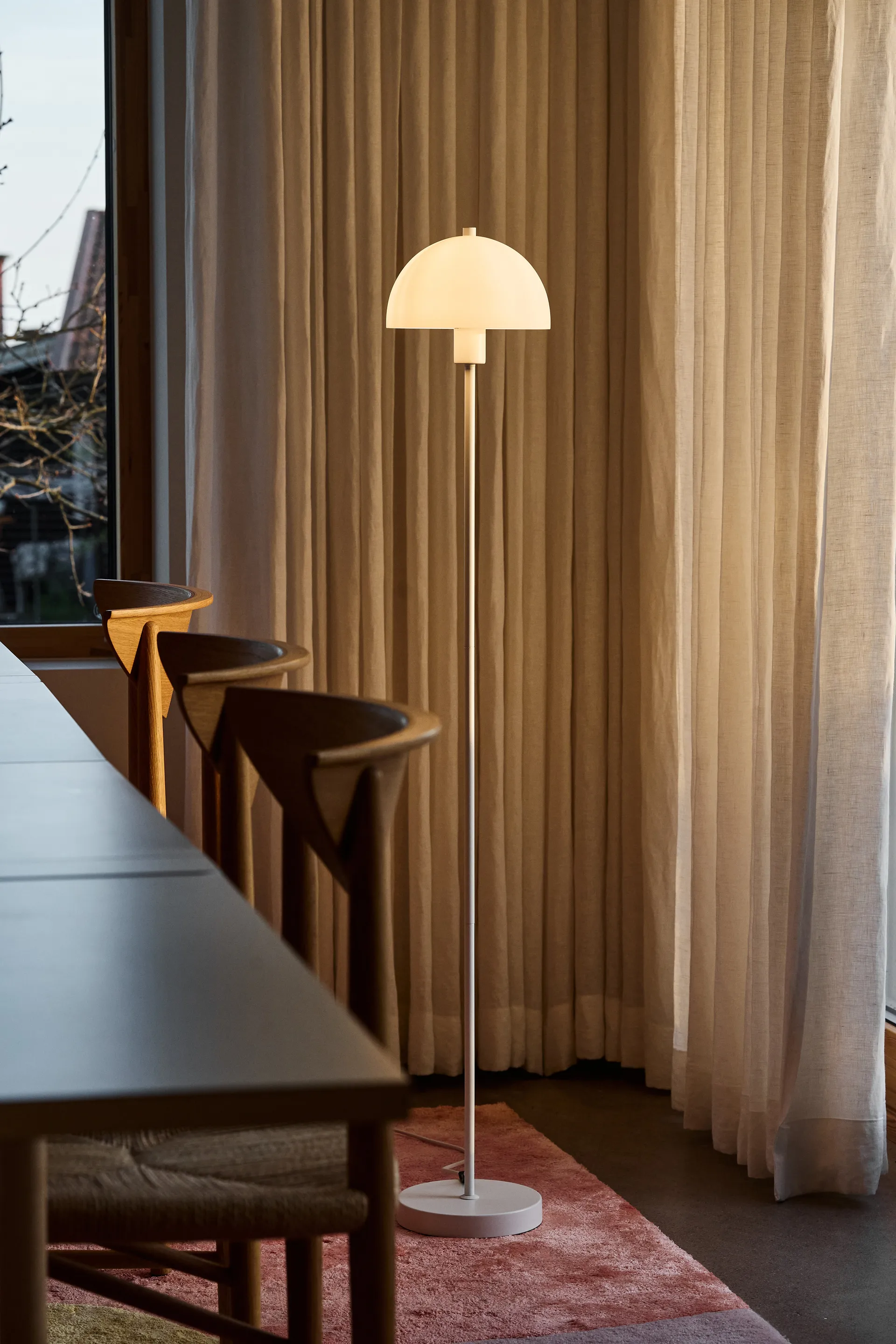 Vienda gulvlampe, Hvit-opalglass Herstal