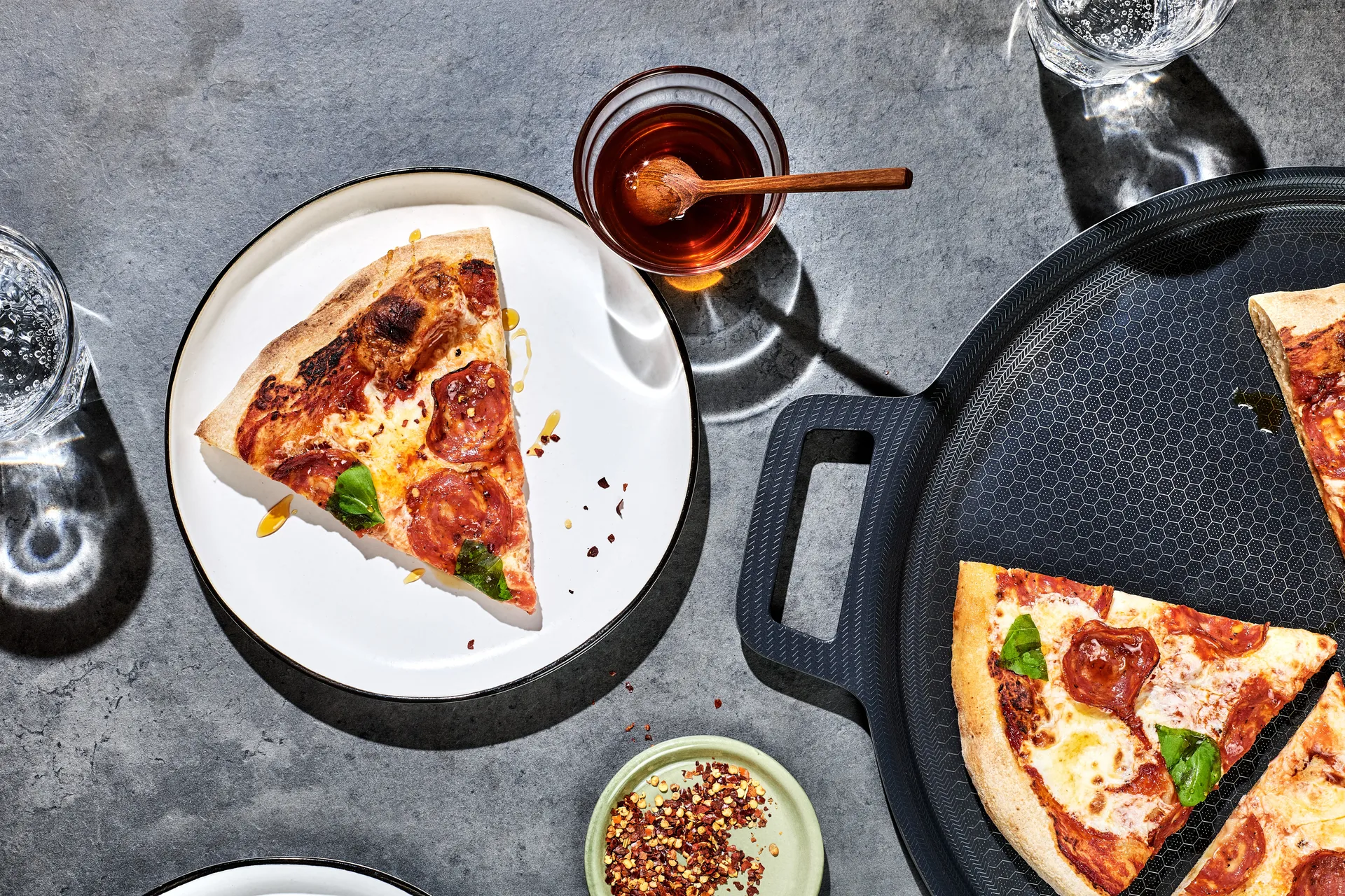 Hexclad pizzastål runde hybrid Ø35 cm, Rustfritt stål-sort Hexclad