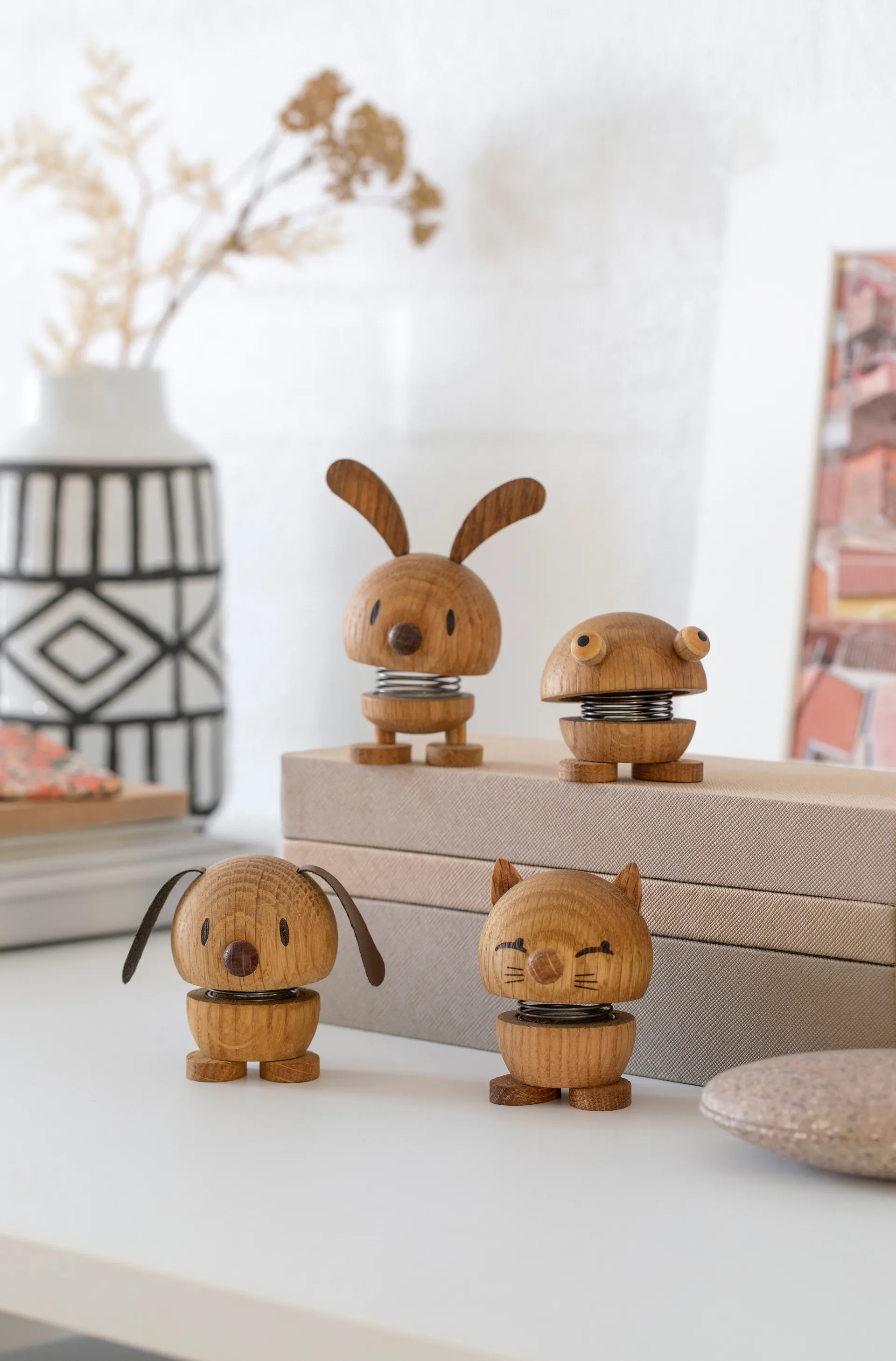 Hoptimist Dog S figur, Oak Hoptimist