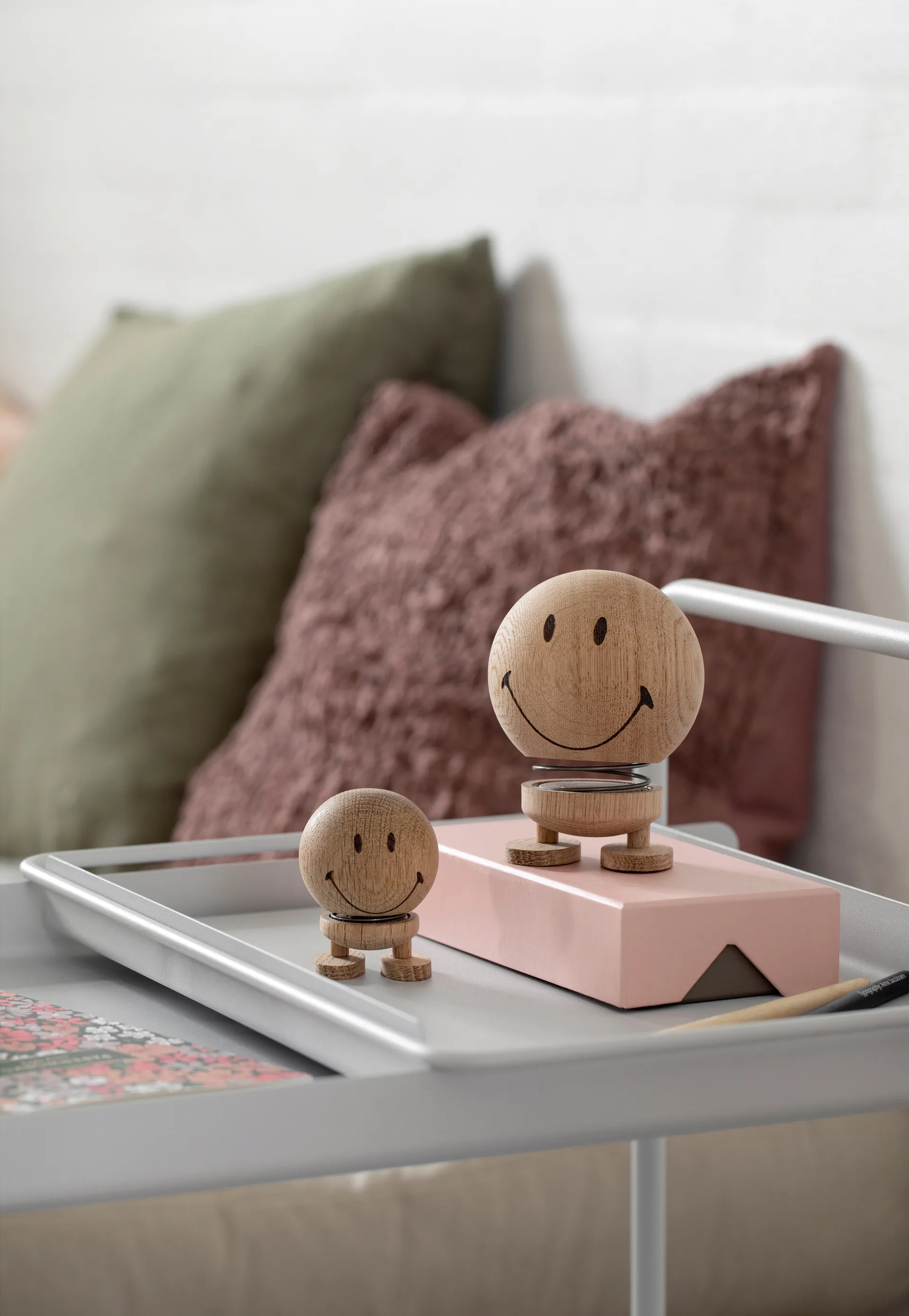 Hoptimist Smiley M figur, Raw oak Hoptimist