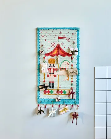 Horse julekalender - Brent rød, 50x90 cm - House Doctor