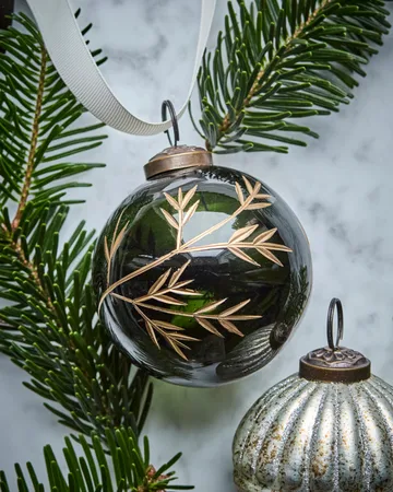 Leaf juletrekule Ø7,5 cm 4-pakn. - Grønn-gull - House Doctor