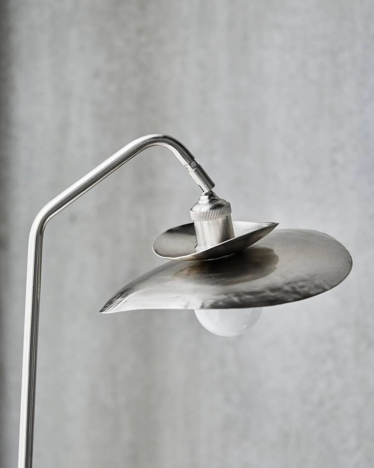 Stand gulvlampe, Børstet sølvfarge, 129,5 cm House Doctor