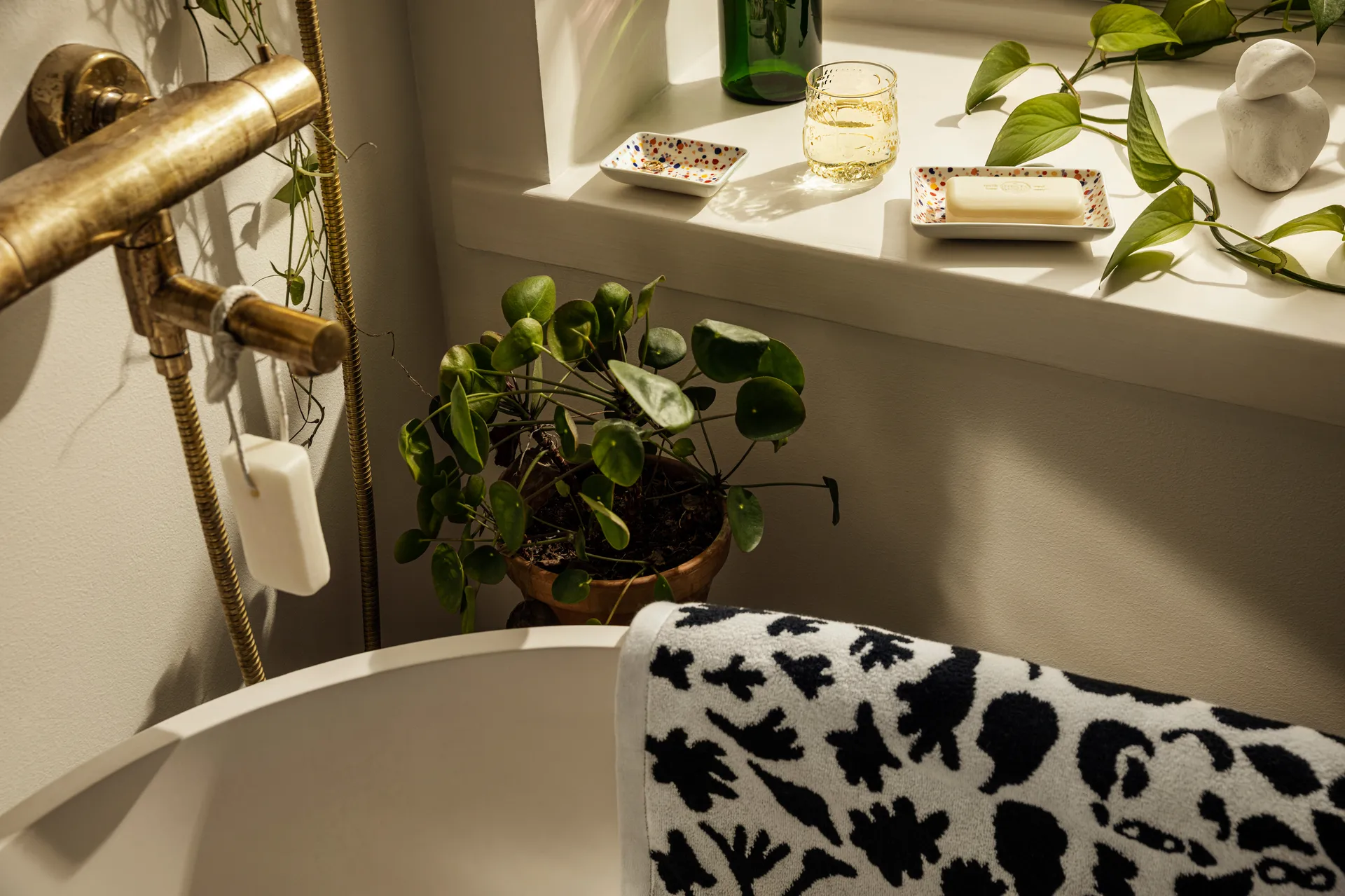 Oiva Toikka Cheetah badehåndkle 70 x 140 cm, Svart-hvit Iittala