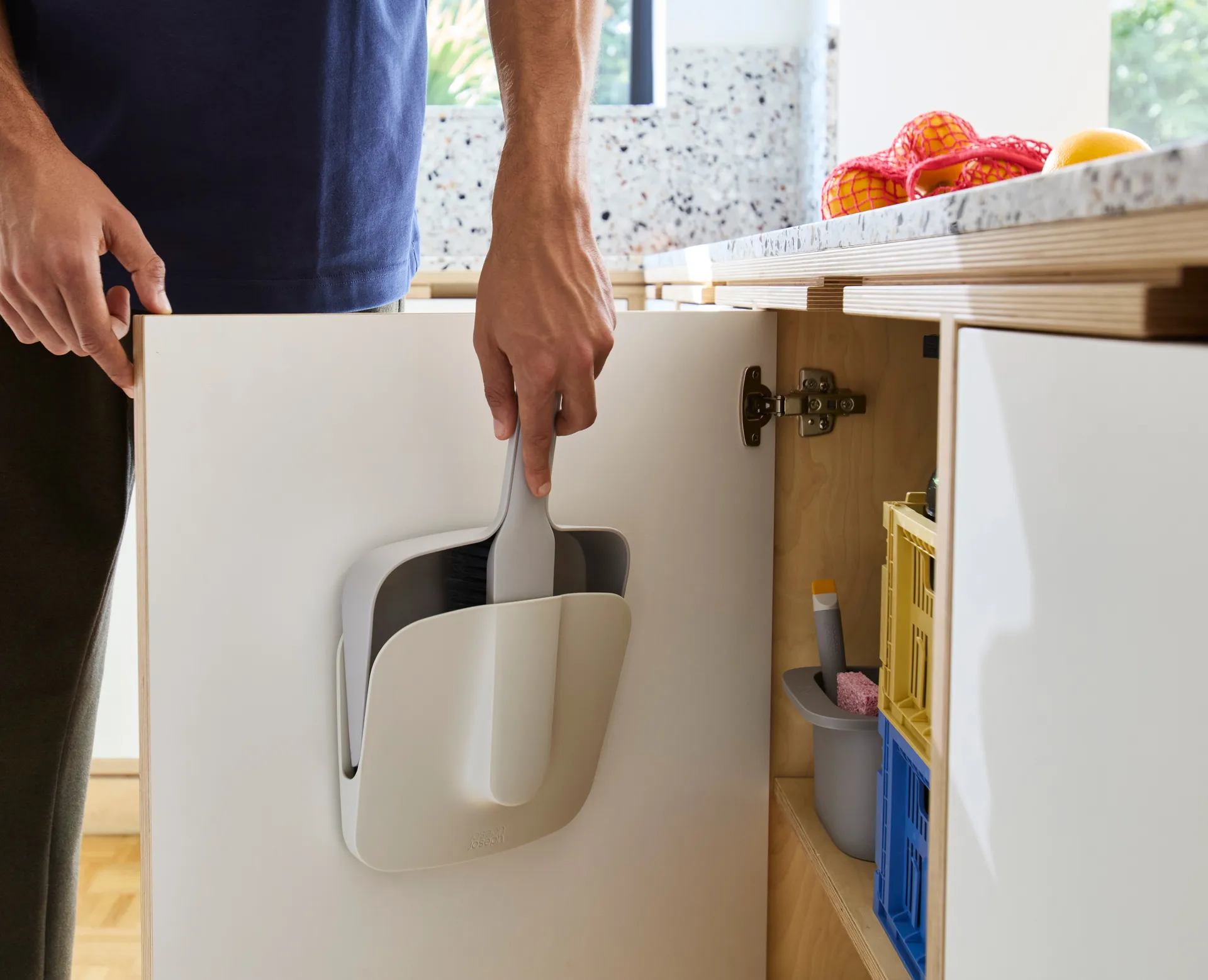 Cleantech veggmontert sopkost med skyffel, Stone Joseph Joseph