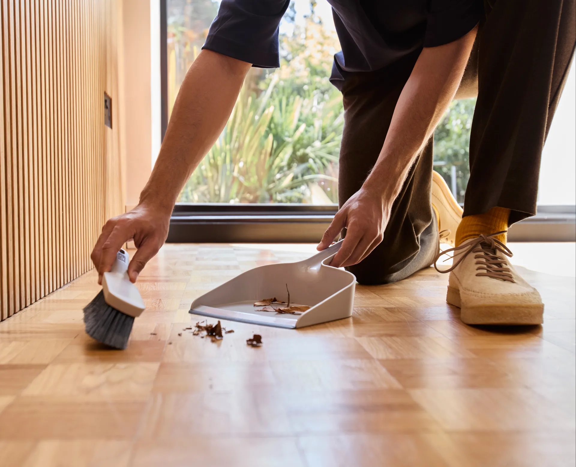 Cleantech veggmontert sopkost med skyffel, Stone Joseph Joseph