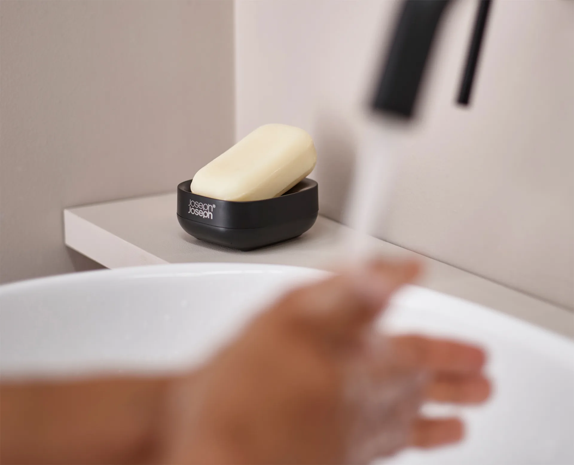 Slim Compact såpekopp 8,4 cm, Svart Joseph Joseph