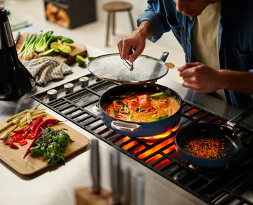 Space non stick kasserolle med lokk Ø28 cm - Blå - Joseph Joseph