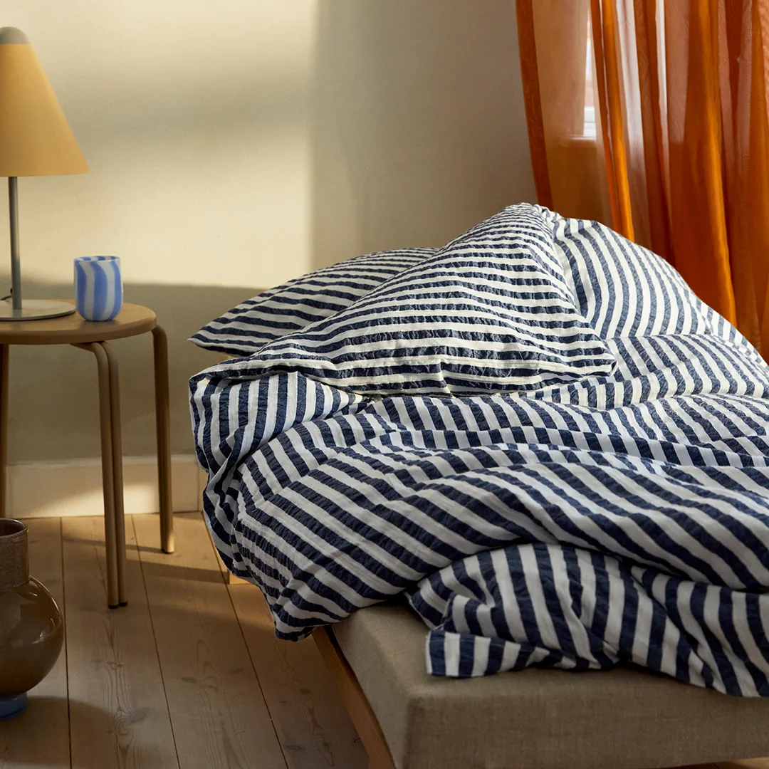 Bæk&Bølge Lines sengesett 140 x 200 cm, Mørkeblå-hvit Juna