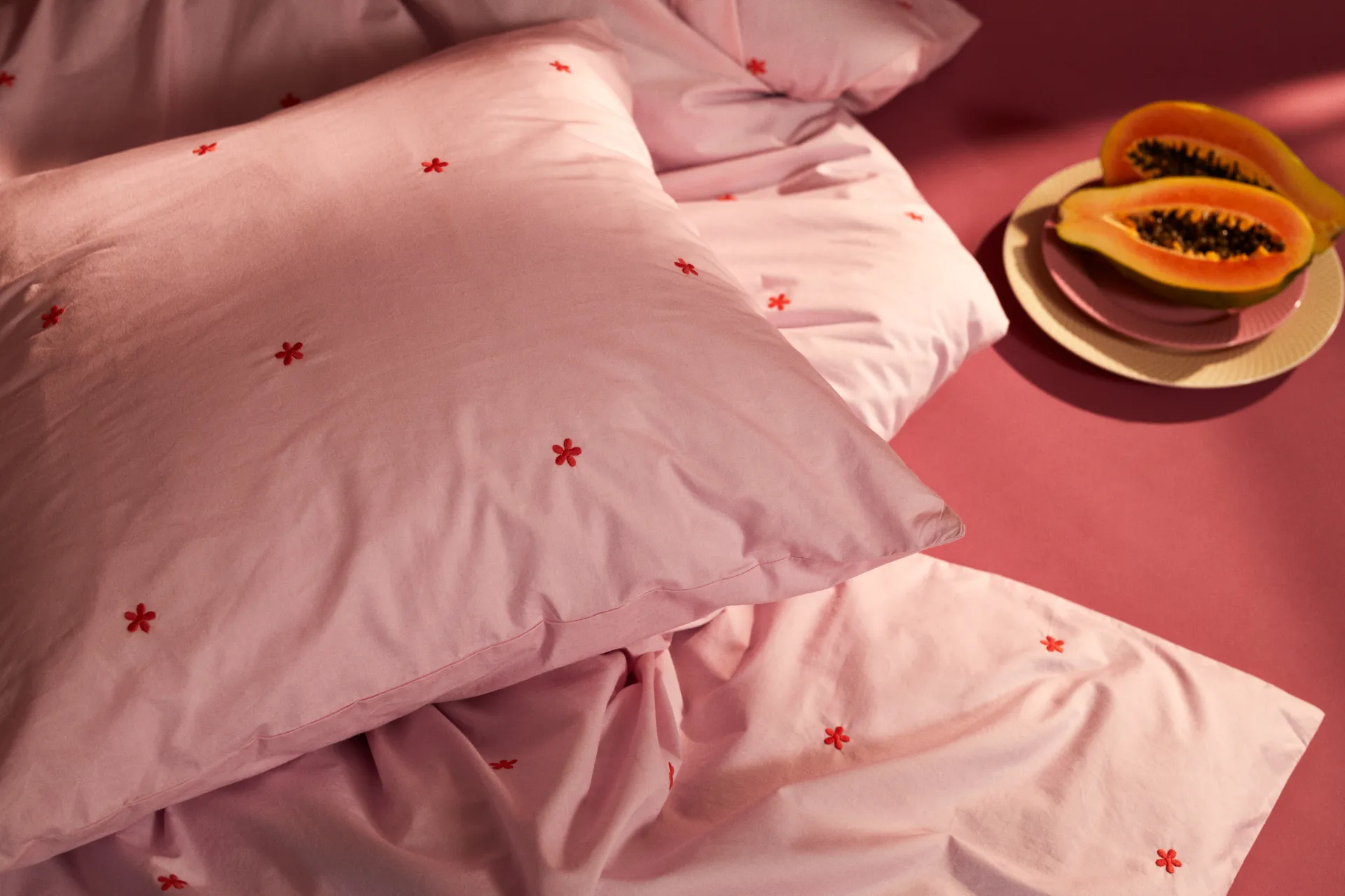 Daisy sengesett 150x210 cm, Pink-rød Juna