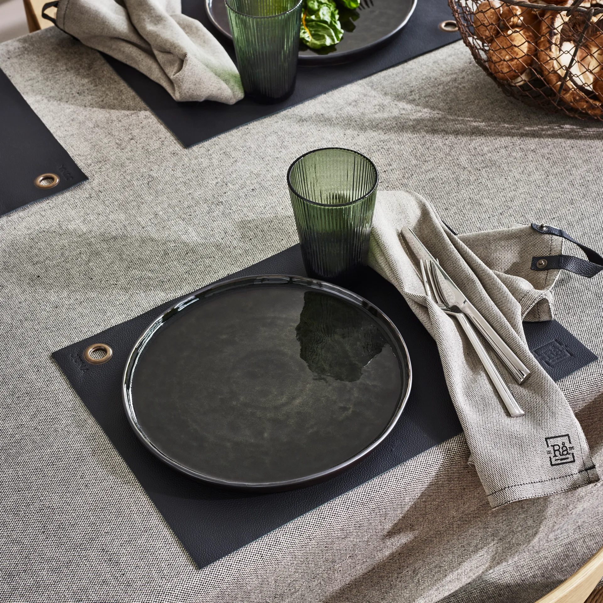 Rå spisebrikke 43x30 cm, Svart Juna