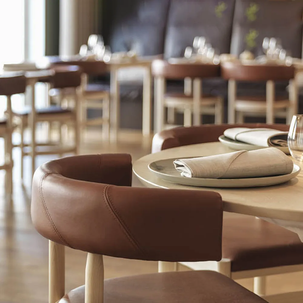 Botero karmstol, Lær Tärnsjö 8175 svart-svart askstativ Källemo