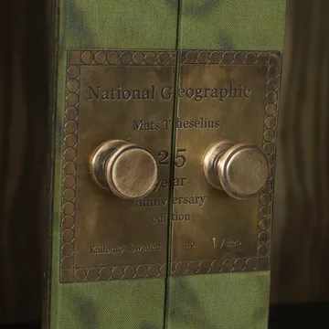National Geographic 25 år bokskap - Grønn/messing-linstoff-2skuffer - Källemo