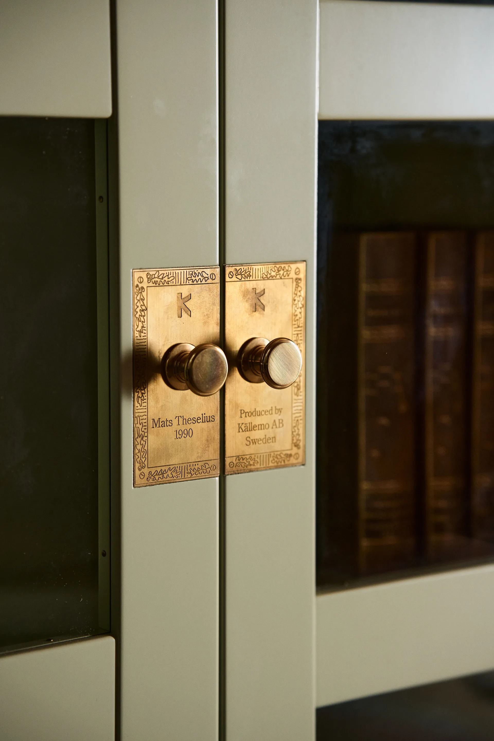 National Geographic bokskap, Lysegrønn-eikfot-messing Källemo