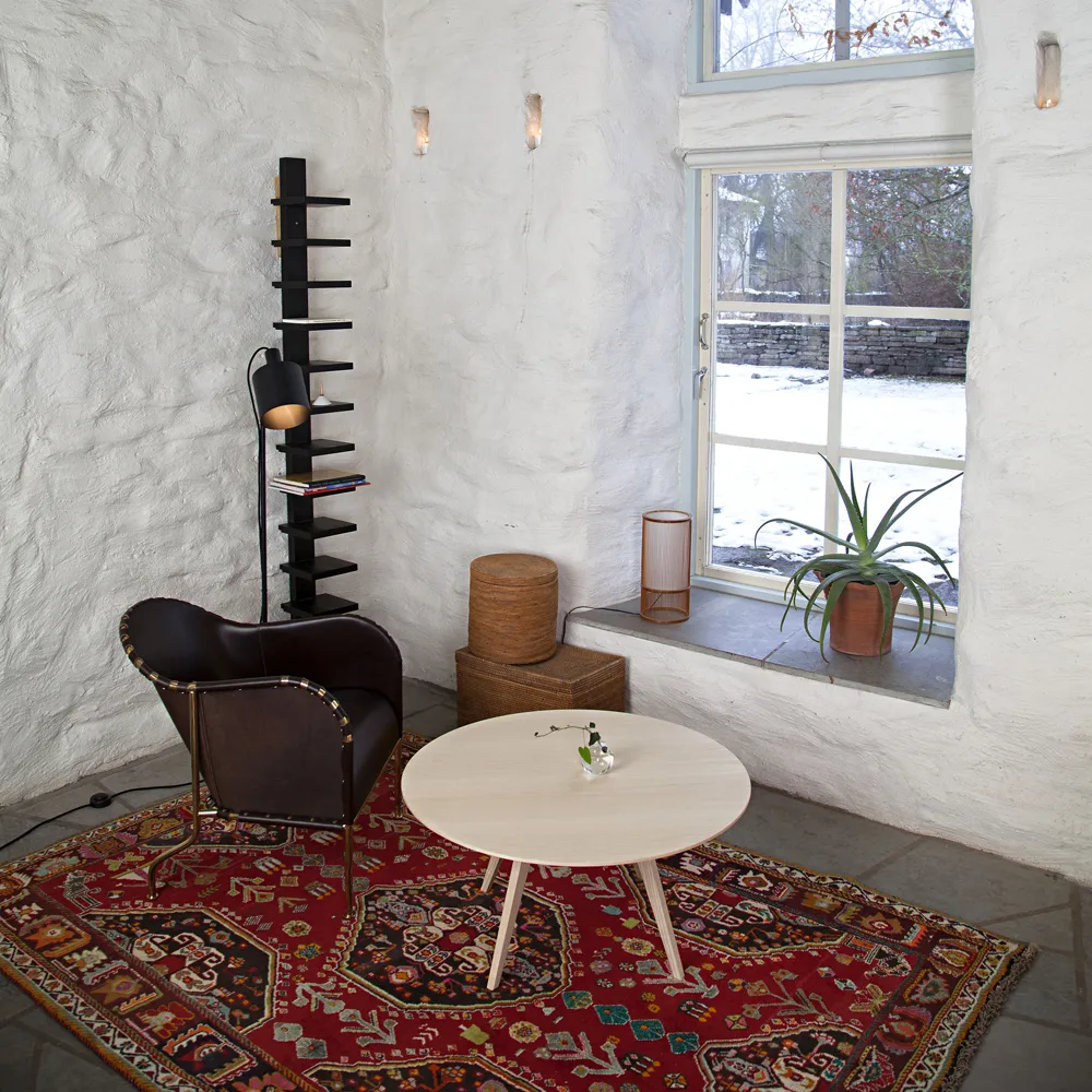 Pilaster vegghylle, Svart beiset Källemo