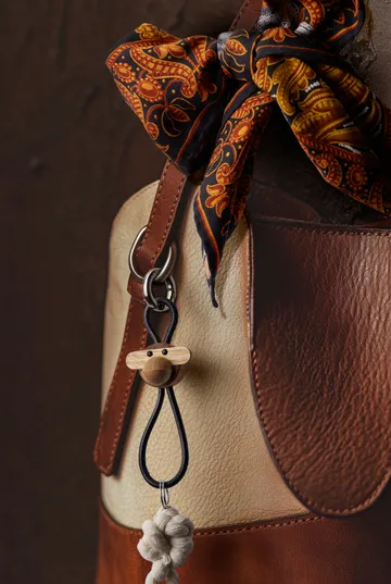 Kaj Bojesen nøkkelring, Ape - Teak-limbatre, svart lær - Kay Bojesen Denmark